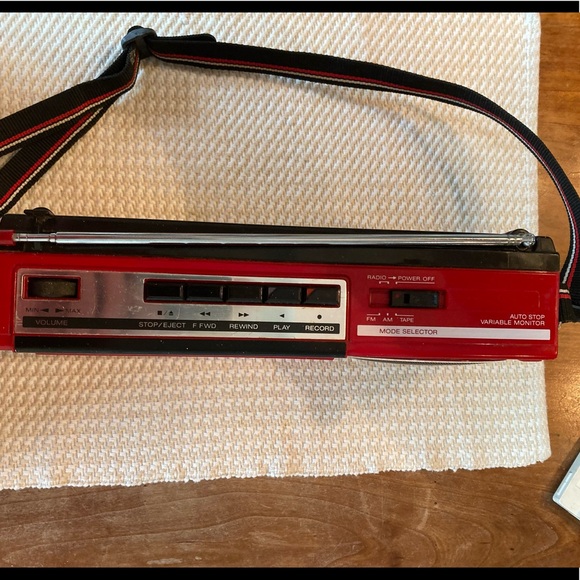 Vintage Mid-1980s Sharp Red Boombox Model Qt15R - AM/FM Cassette Player - Picture 5 of 14